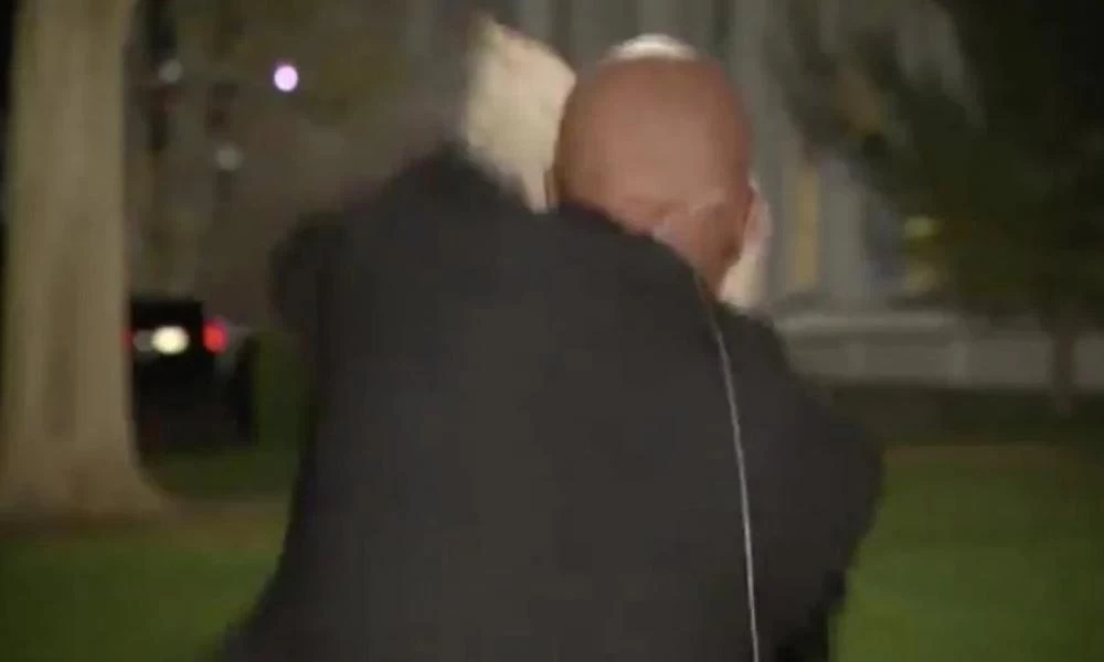 Βίντεο από τη μάχη δημοσιογράφου με... ρακούν έξω από τον Λευκό Οίκο